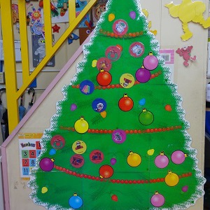 Let's Decorate A Christmas Tree! 